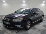une photo d'une Citroën noire garée dans un showroom