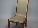 l'image d'une chaise en bois avec une assise rembourrée de couleur beige