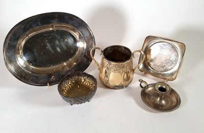 beaucoup d'objets en argent posés sur une table
