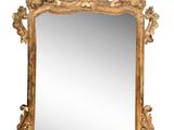On voit un miroir richement sculpté sur fond blanc.