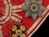 un uniforme rouge et blanc orné d'une étoile et d'une médaille