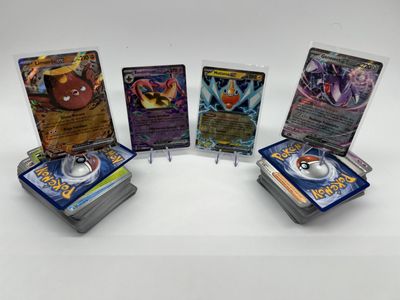une pile de cartes Pokémon empilées les unes sur les autres