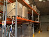 un grand entrepôt rempli de boîtes et de palettes