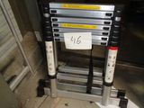 une échelle sur laquelle est accrochée une pancarte, devant une porte
