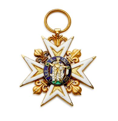 Gros plan sur une médaille ornée d'une croix