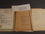trois livres ouverts posés les uns sur les autres sur une table