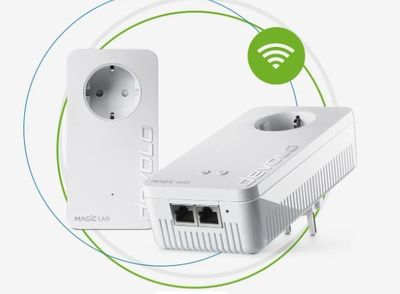 une image représentant un adaptateur secteur Wi-Fi blanc à côté d'une prise de courant branchée