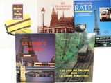 plusieurs livres sont empilés sur une table