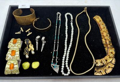 un plateau noir sur lequel sont disposés divers bijoux