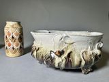 deux vases posés l'un à côté de l'autre sur une table