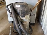 un aspirateur posé au milieu d'une pièce