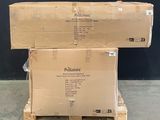 des cartons empilés sur des palettes devant un mur noir