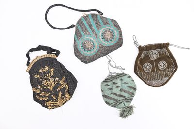 trois petits sacs à main sont posés les uns à côté des autres sur une surface blanche