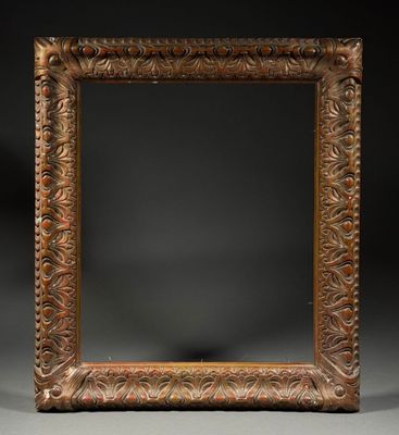 CADRE en stuc et bois doré, patiné à décor stylisé d'agrafes…