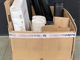 un carton contenant tout un tas d'articles, posé sur une palette