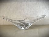 un bol en verre posé sur une table