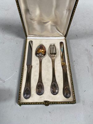 un service d'argenterie dans un coffret, comprenant une cuillère, une fourchette et un couteau