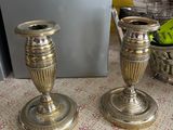 deux bougies posées sur une table