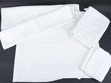 des serviettes blanches et des serviettes sur fond noir