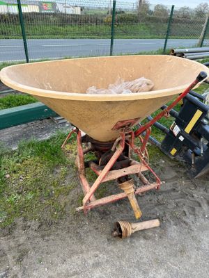 Distributeur à engrais Vendu dans l'état - Photo 1