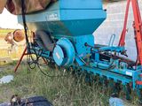 une machine bleue qui est posée dans l'herbe