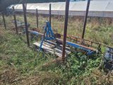 une machine bleue qui est posée dans l'herbe