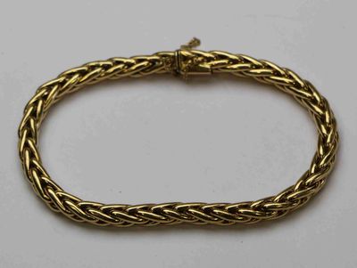 un bracelet en or orné d'un motif tressé