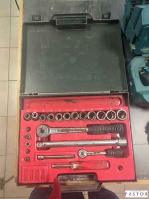 une boîte à outils contenant une clé et une clé à molette