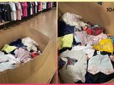 deux photos d'un chien dans une boîte avec des vêtements
