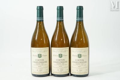 trois bouteilles de vin posées les unes à côté des autres sur une surface blanche