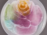 un récipient en plastique contenant une fleur aux couleurs vives