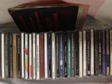 beaucoup de CD dans le sac posé sur la table