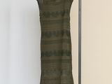 La robe est suspendue à un cintre dans la pièce.