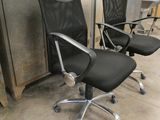 deux chaises de bureau placées l'une à côté de l'autre