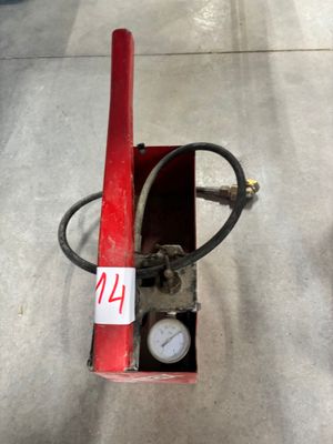une machine rouge posée sur le sol