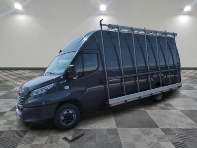 une photo d'une camionnette noire garée dans une grande pièce