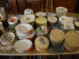 beaucoup d'assiettes et de bols sur la table