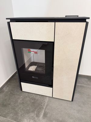une cuisinière avec une plaque de cuisson noire et blanche