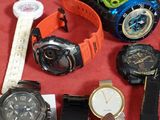 beaucoup de montres posées sur une table rouge