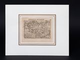 Une vieille carte du continent britannique est exposée dans un cadre blanc.