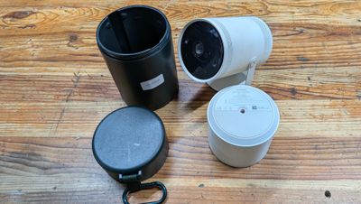 deux tasses et un porte-tasse posés sur une table en bois