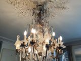 un lustre suspendu au plafond de la pièce