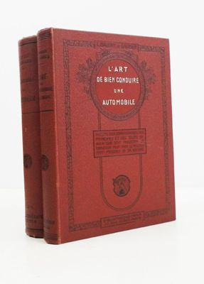 deux livres rouges posés l'un sur l'autre sur une surface blanche
