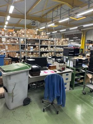 une grande pièce avec de nombreuses boîtes sur les étagères