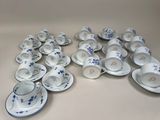 beaucoup de tasses et de soucoupes sur la table