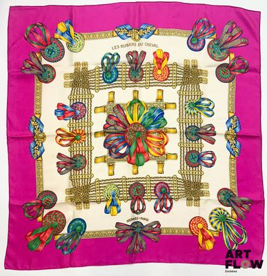 une photo d'un foulard carré orné d'un motif coloré