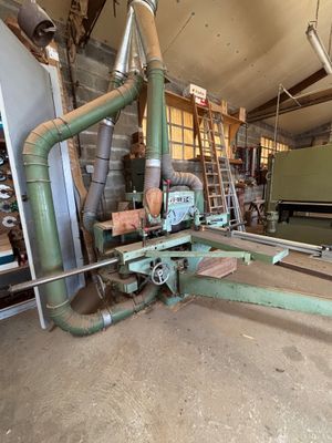 une machine qui se trouve à l'intérieur d'un bâtiment