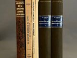 trois livres posés l'un à côté de l'autre sur une table