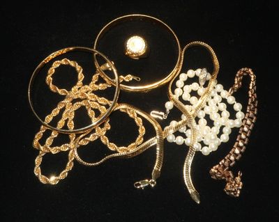 beaucoup de bijoux sur un fond noir