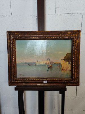 une peinture à l'huile représentant une vue d'un port avec un bateau sur l'eau